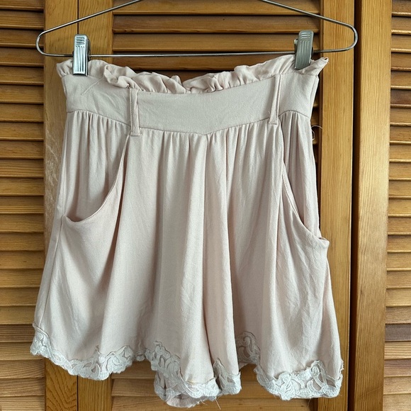 H&M c.2011 Pink cream and white lace shorts - Picture 1 of 3